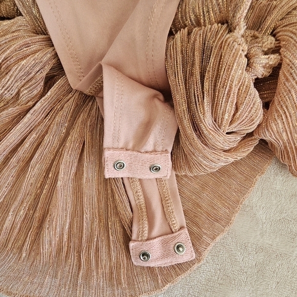 🆕Leveling Up the Look Mauve Metallic Off-the-Shoulder Bodysuit Size Medium 6-8 - Picture 5 of 10